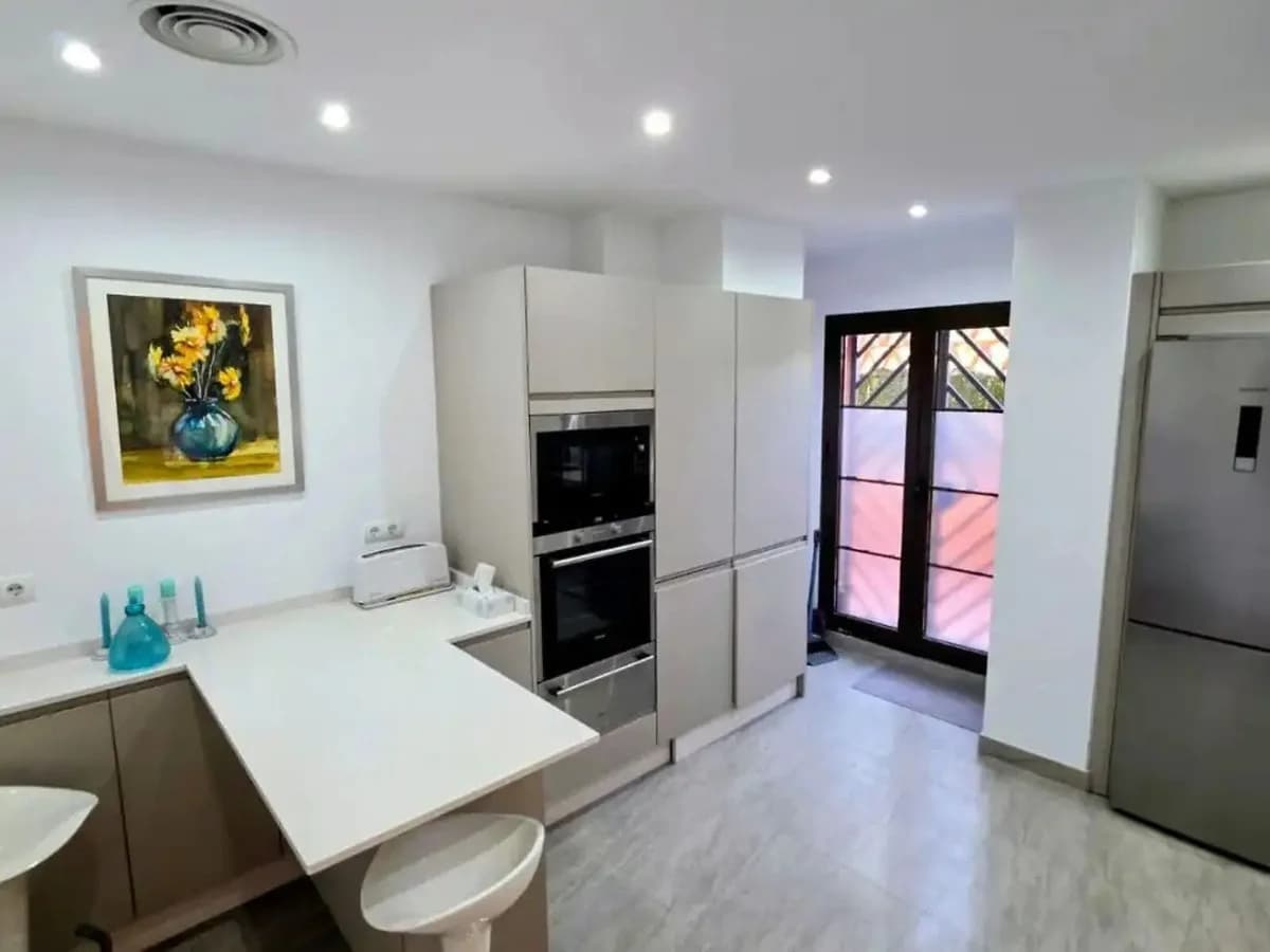 3 Bedroom Middle Floor Apartment for Sale in Estepona, Málaga - Image 6