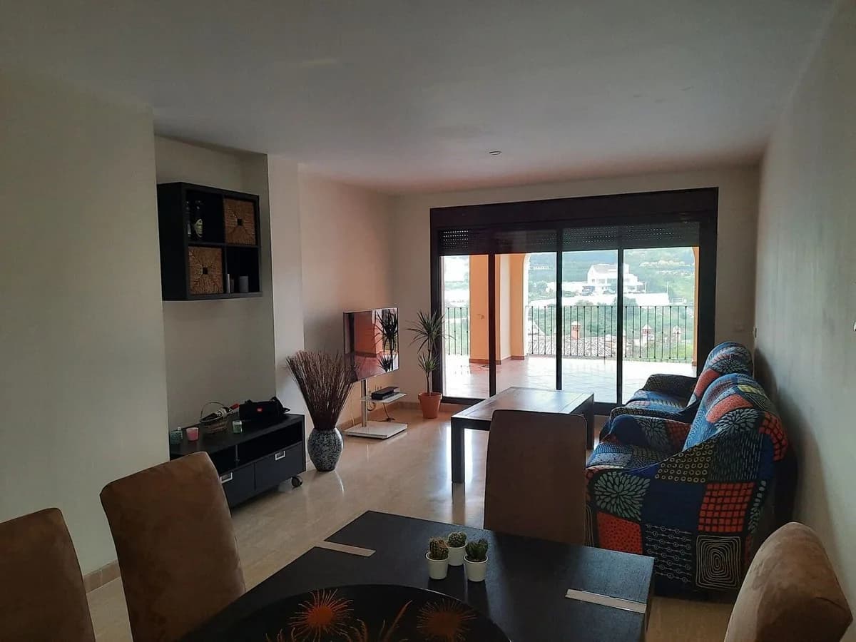 2 Bedroom Middle Floor Apartment for Sale in Estepona, Málaga - Image 4