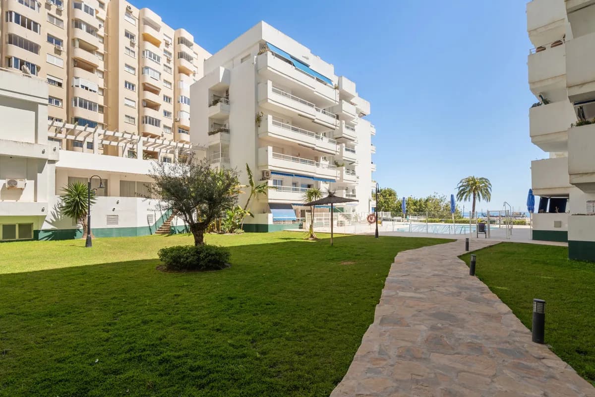 1 Bedroom Middle Floor Apartment for Sale in Estepona, Málaga - Image 2