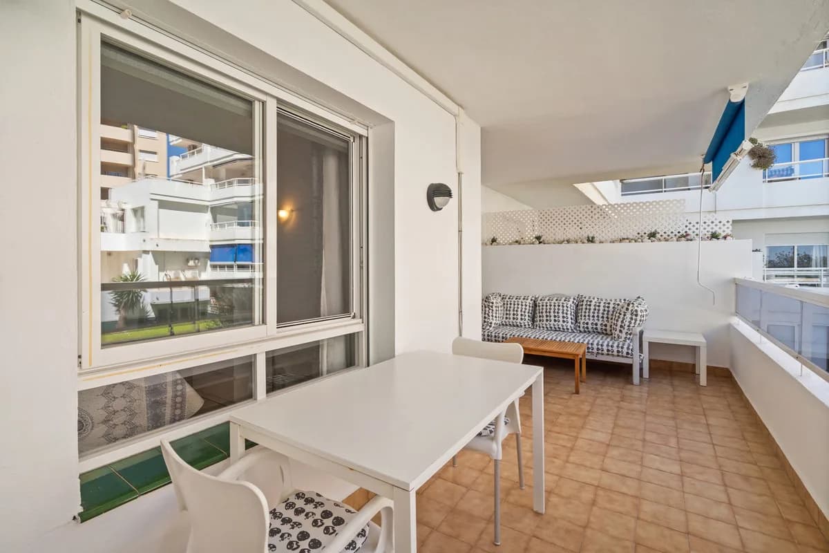 1 Bedroom Middle Floor Apartment for Sale in Estepona, Málaga - Image 5