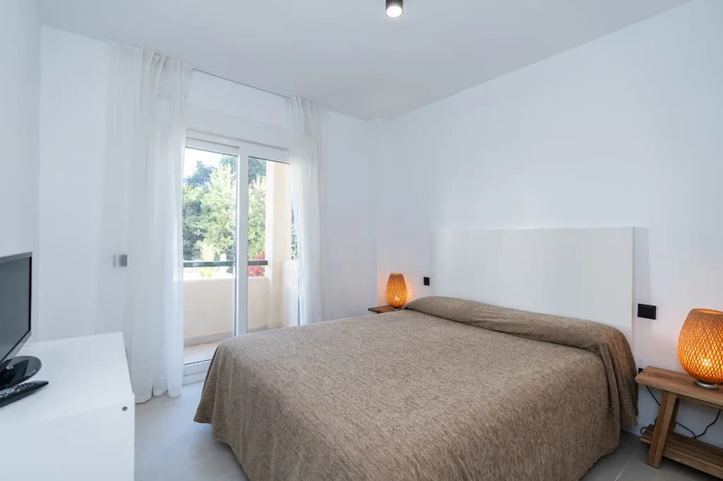 2 Bedroom Middle Floor Apartment for Sale in Marbella, Málaga - Image 5