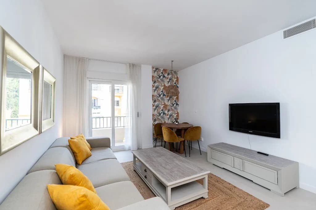2 Bedroom Middle Floor Apartment for Sale in Marbella, Málaga - Image 9