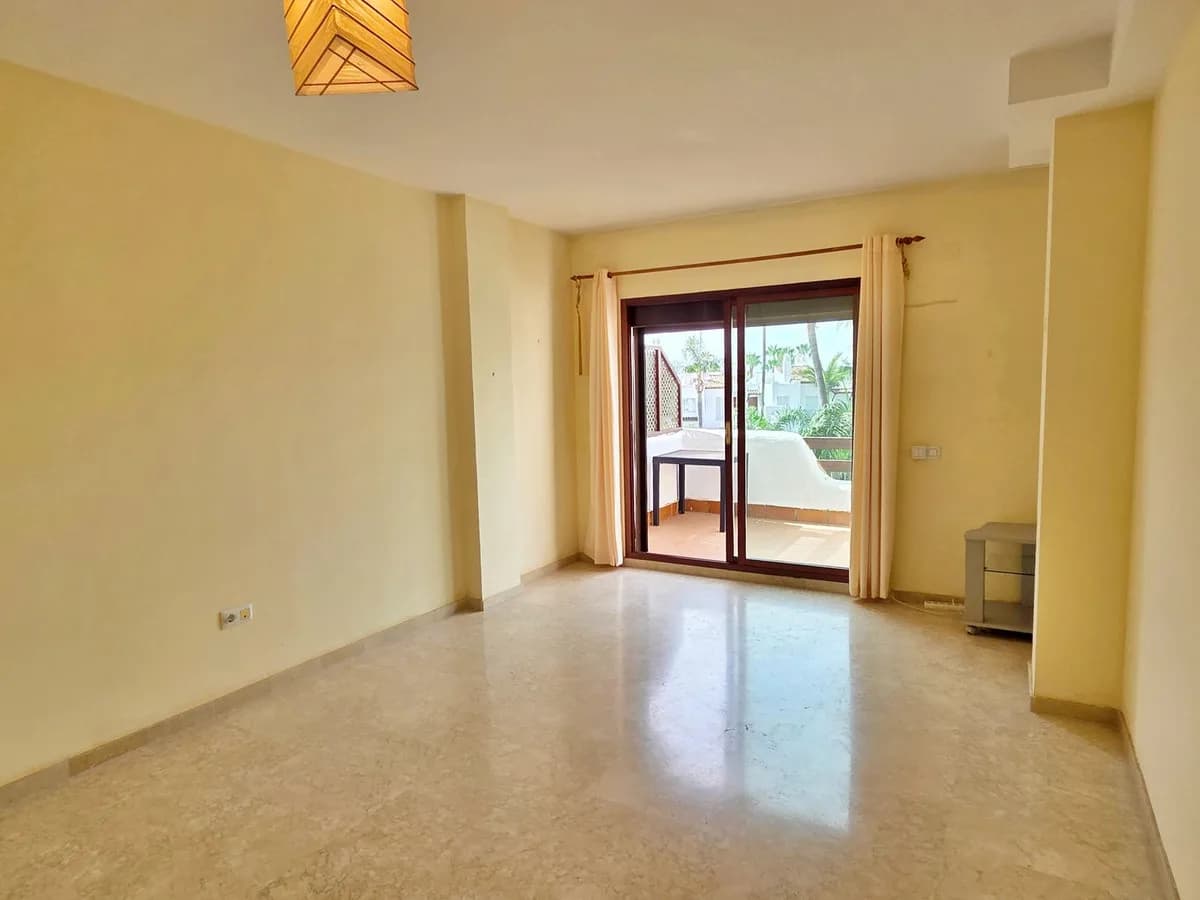 2 Bedroom Middle Floor Apartment for Sale in Costalita, Málaga - Image 3