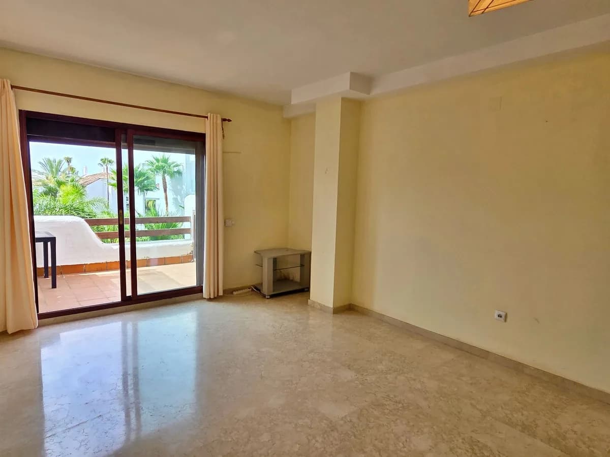 2 Bedroom Middle Floor Apartment for Sale in Costalita, Málaga - Image 4