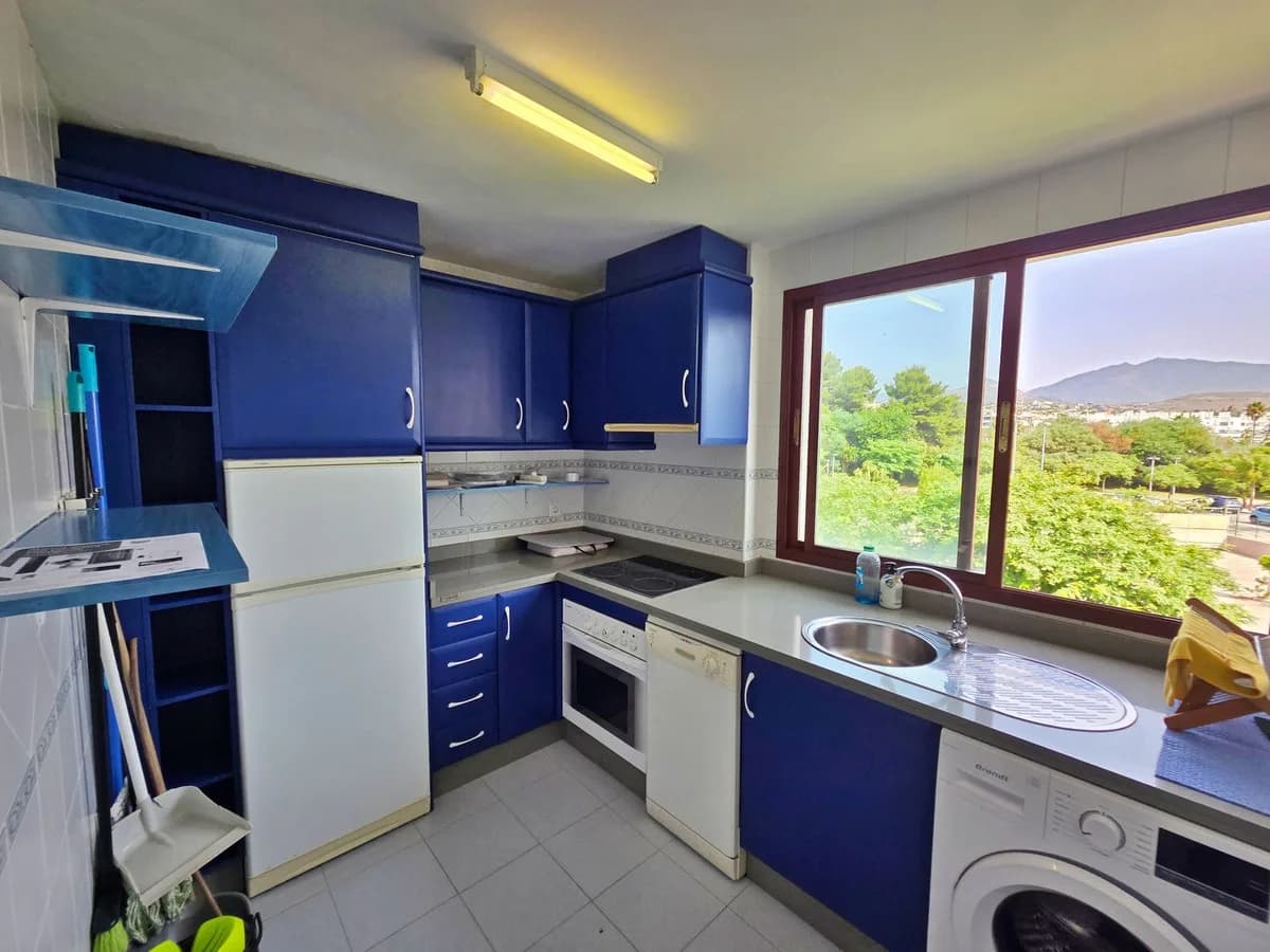 2 Bedroom Middle Floor Apartment for Sale in Costalita, Málaga - Image 7