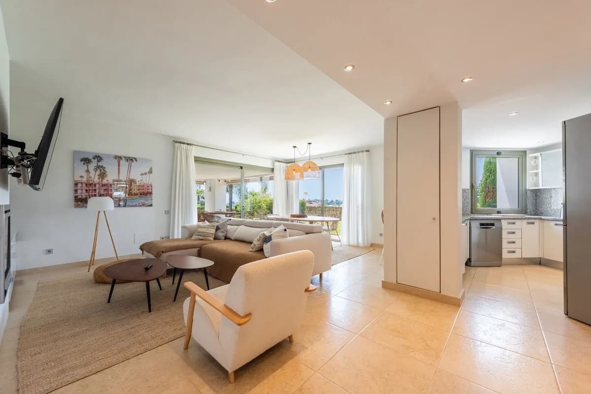 2 Bedroom Ground Floor Apartment for Sale in Los Flamingos, Málaga - Image 4