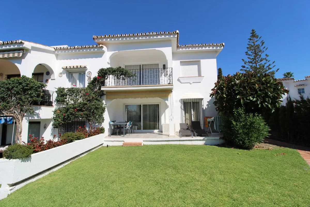 2 Bedroom Ground Floor Apartment for Sale in El Paraiso, Málaga