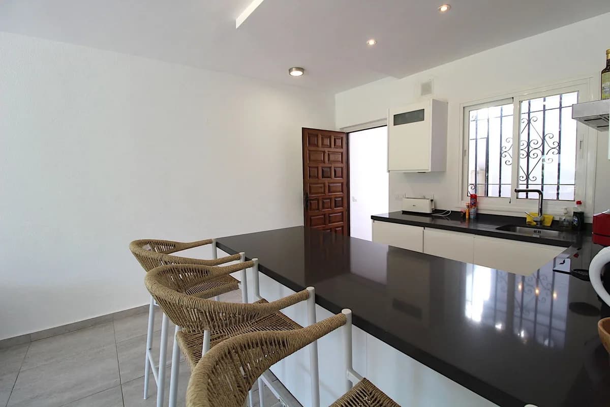 2 Bedroom Ground Floor Apartment for Sale in El Paraiso, Málaga - Image 8