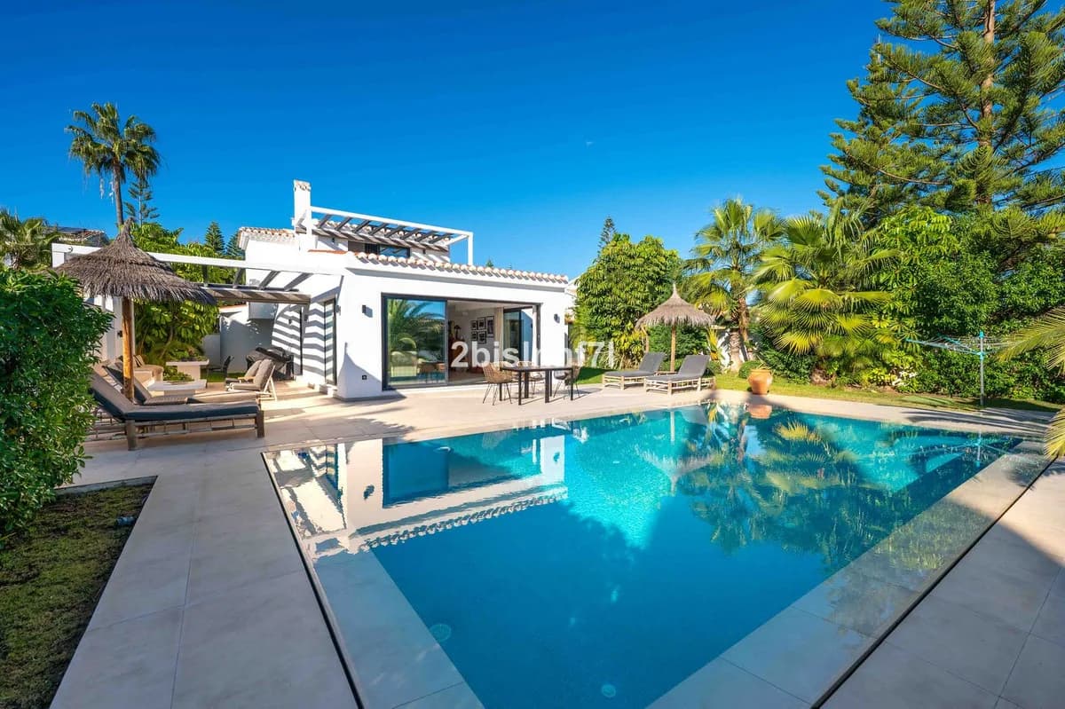 4 Bedroom Detached Villa for Sale in Elviria, Málaga - Image 2