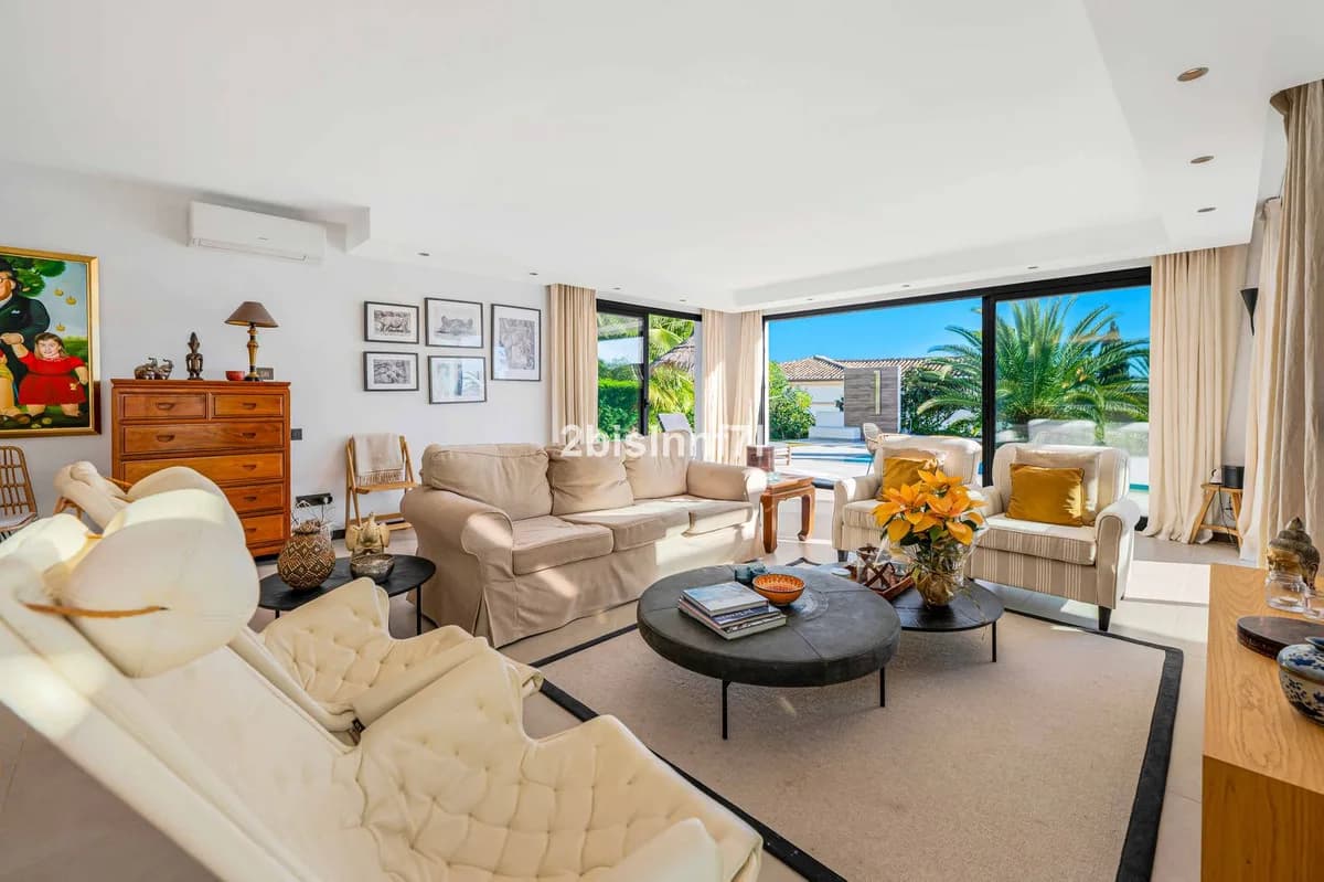4 Bedroom Detached Villa for Sale in Elviria, Málaga - Image 4