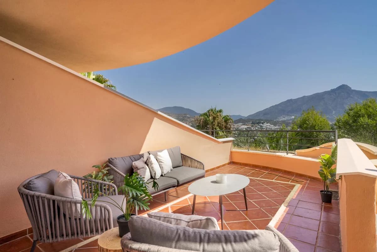 2 Bedroom Middle Floor Apartment for Sale in Nueva Andalucía, Málaga