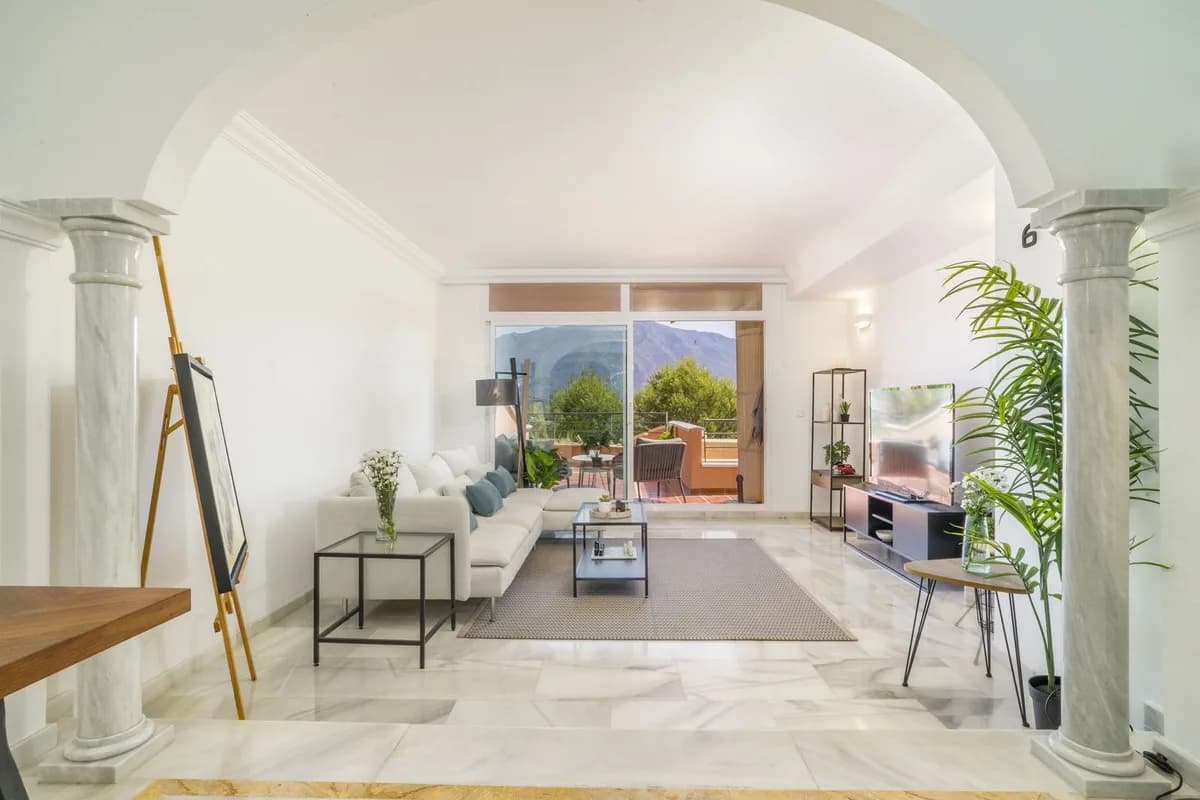 2 Bedroom Middle Floor Apartment for Sale in Nueva Andalucía, Málaga - Image 7