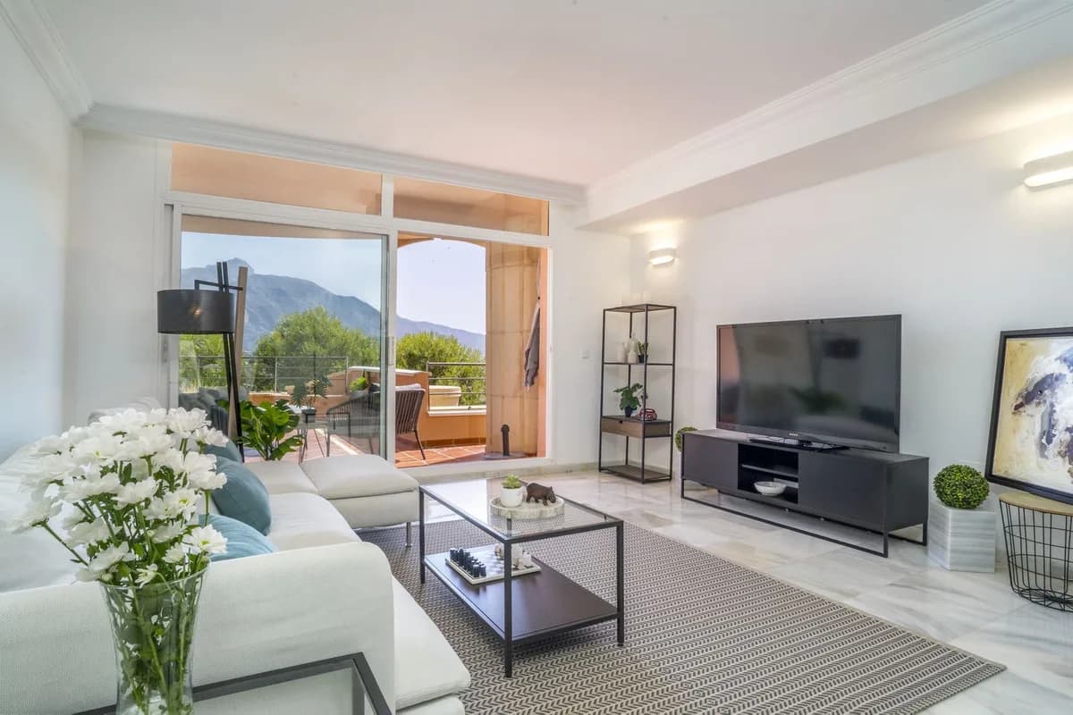 2 Bedroom Middle Floor Apartment for Sale in Nueva Andalucía, Málaga - Image 8