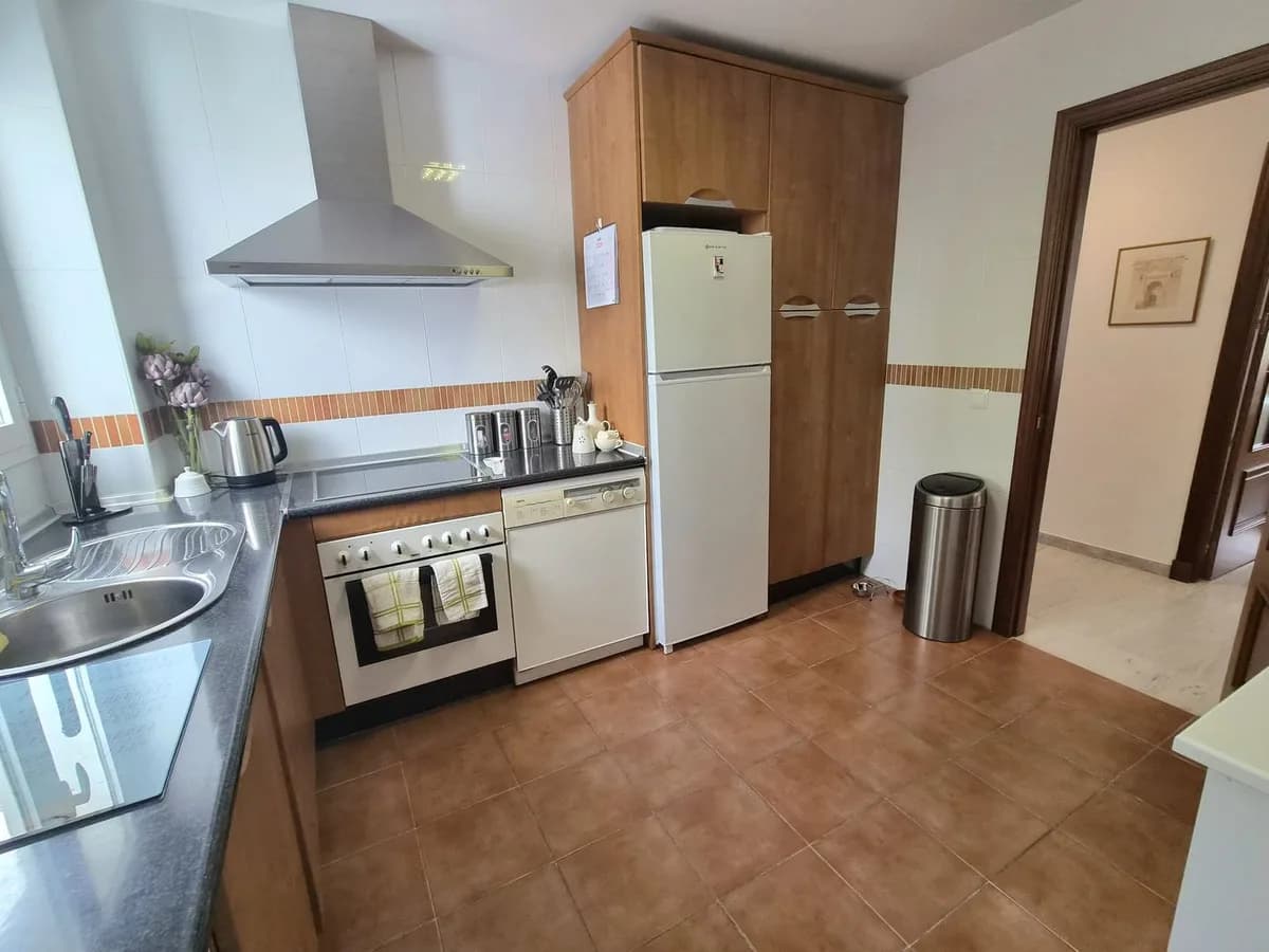 3 Bedroom Middle Floor Apartment for Sale in Alhaurin Golf, Málaga - Image 4