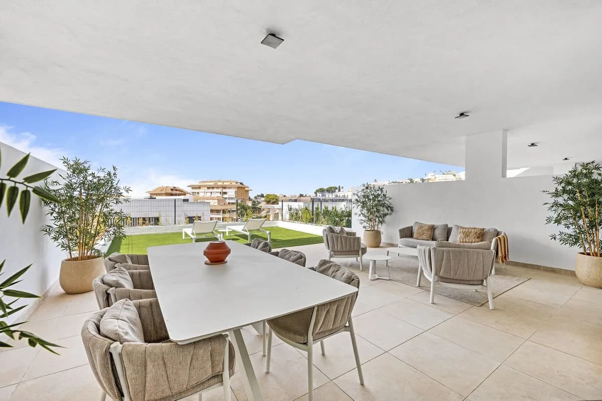 2 Bedroom Ground Floor Apartment for Sale in Benalmadena, Málaga - Image 2