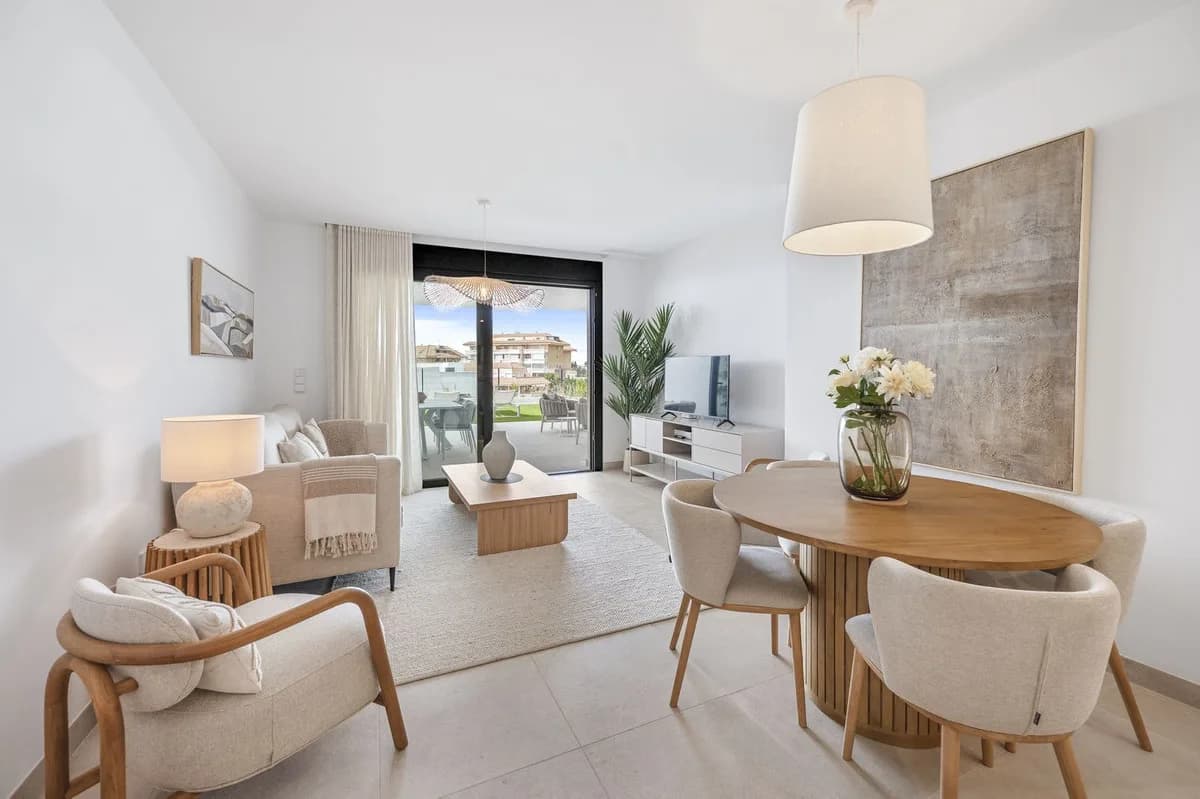 2 Bedroom Ground Floor Apartment for Sale in Benalmadena, Málaga - Image 3