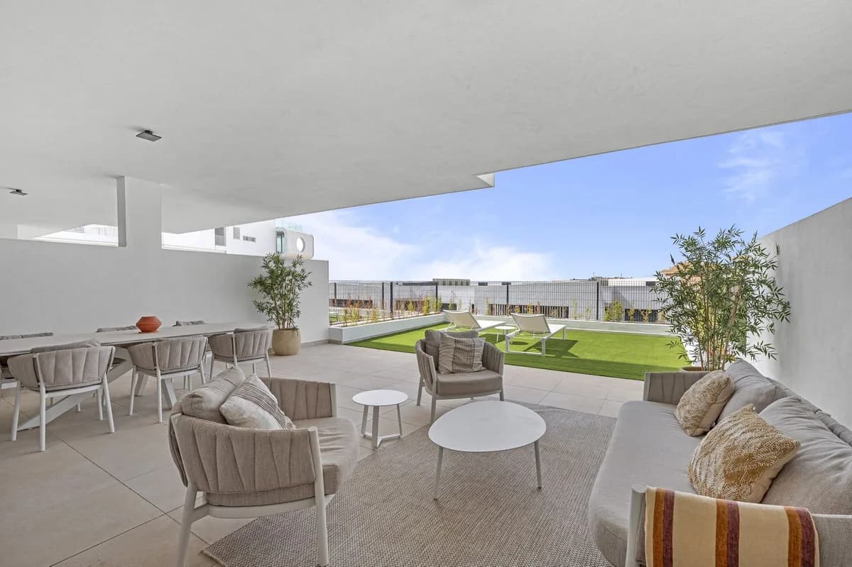 2 Bedroom Ground Floor Apartment for Sale in Benalmadena, Málaga - Image 6