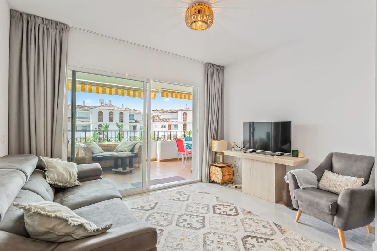 2 Bedroom Middle Floor Apartment for Sale in Calahonda, Málaga