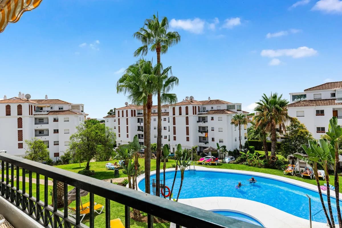 2 Bedroom Middle Floor Apartment for Sale in Calahonda, Málaga - Image 2