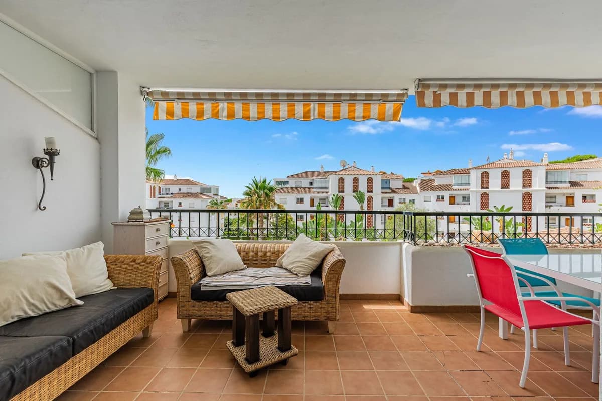 2 Bedroom Middle Floor Apartment for Sale in Calahonda, Málaga - Image 3