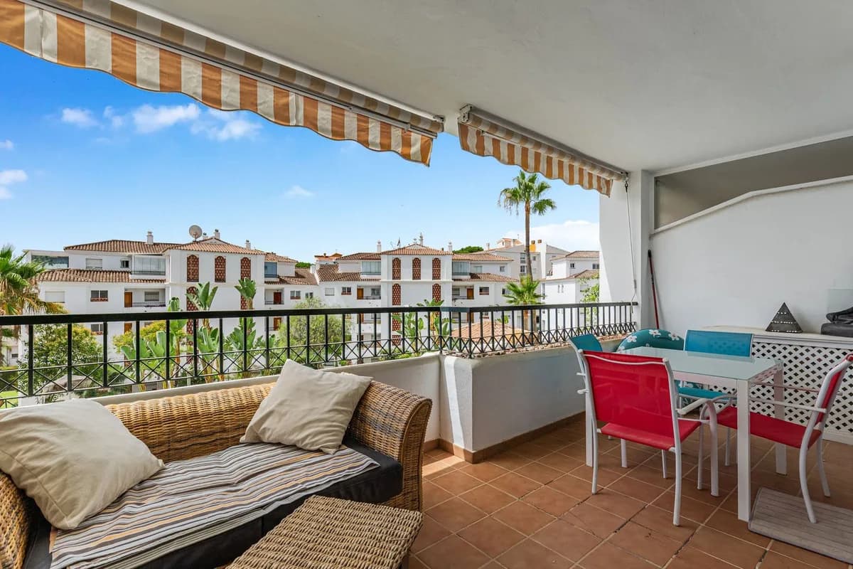 2 Bedroom Middle Floor Apartment for Sale in Calahonda, Málaga - Image 4