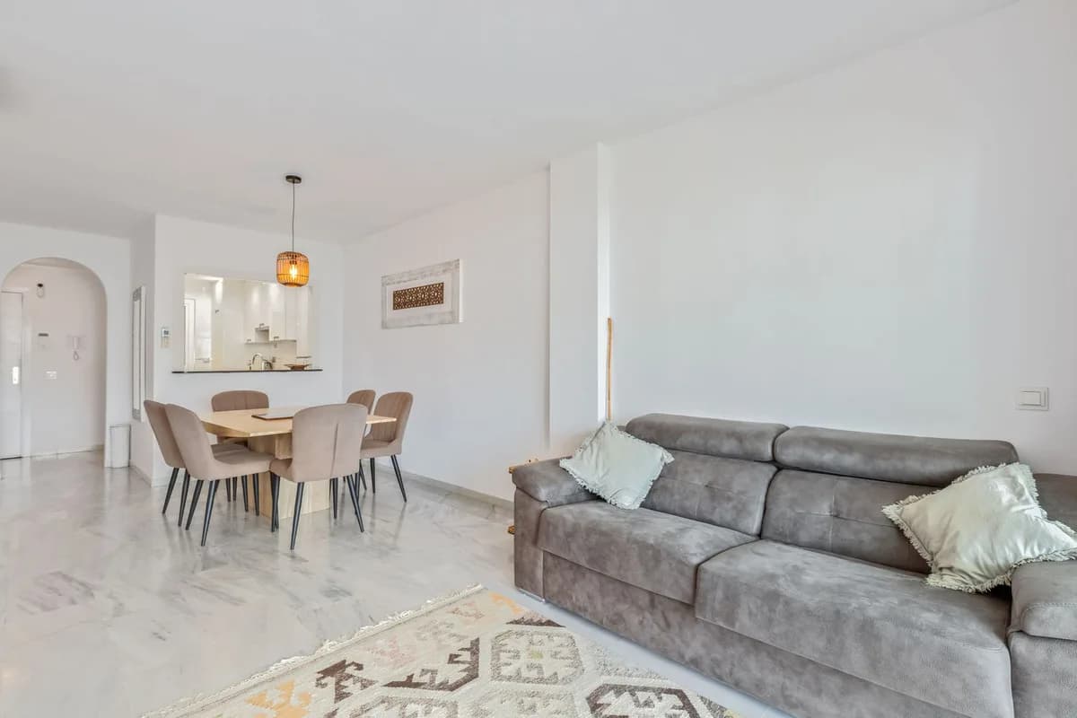 2 Bedroom Middle Floor Apartment for Sale in Calahonda, Málaga - Image 5