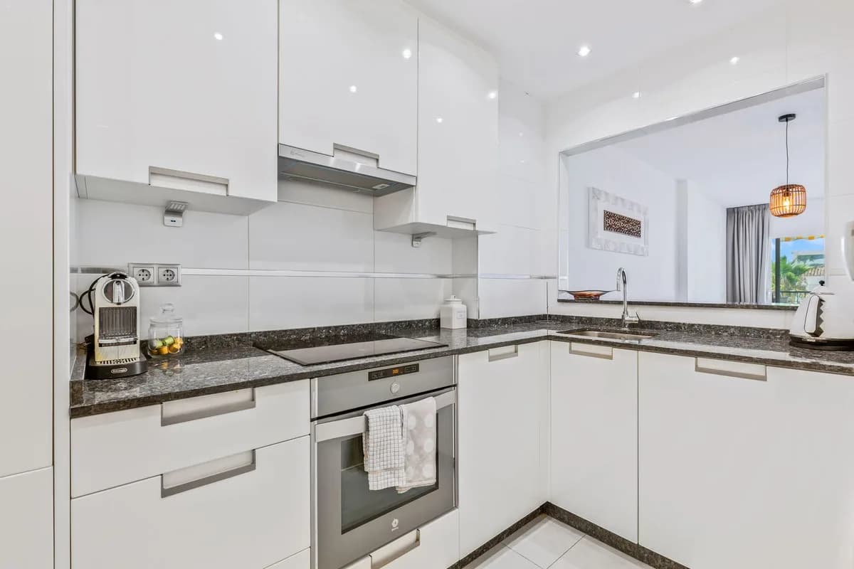 2 Bedroom Middle Floor Apartment for Sale in Calahonda, Málaga - Image 6