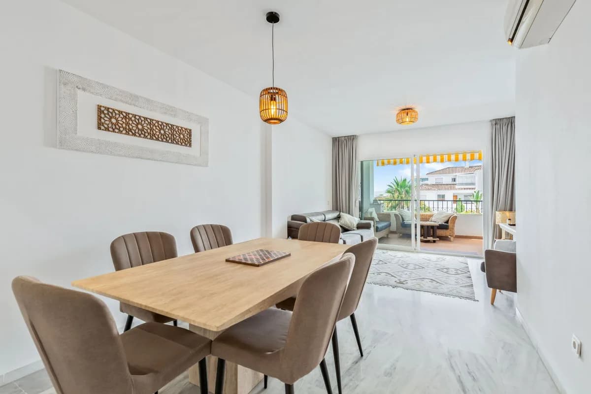 2 Bedroom Middle Floor Apartment for Sale in Calahonda, Málaga - Image 7