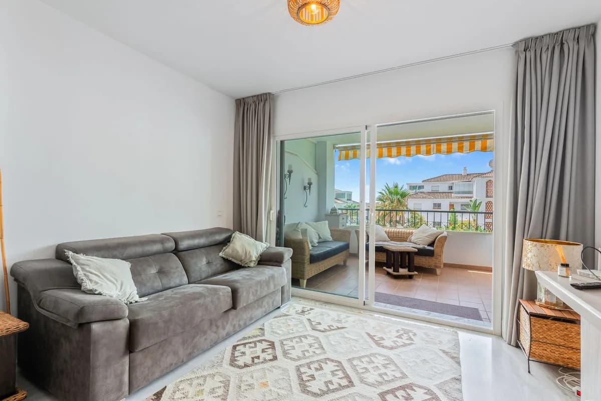 2 Bedroom Middle Floor Apartment for Sale in Calahonda, Málaga - Image 8