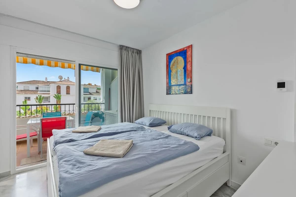 2 Bedroom Middle Floor Apartment for Sale in Calahonda, Málaga - Image 9