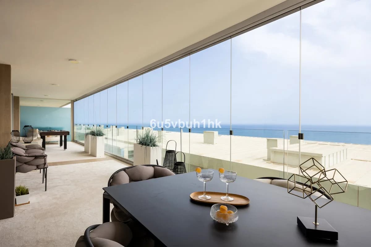 4 Bedroom Middle Floor Apartment for Sale in Fuengirola, Málaga - Image 3