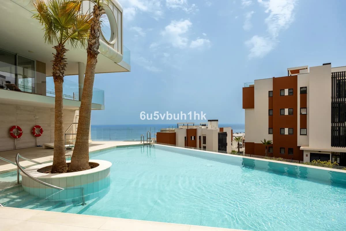 4 Bedroom Middle Floor Apartment for Sale in Fuengirola, Málaga - Image 4