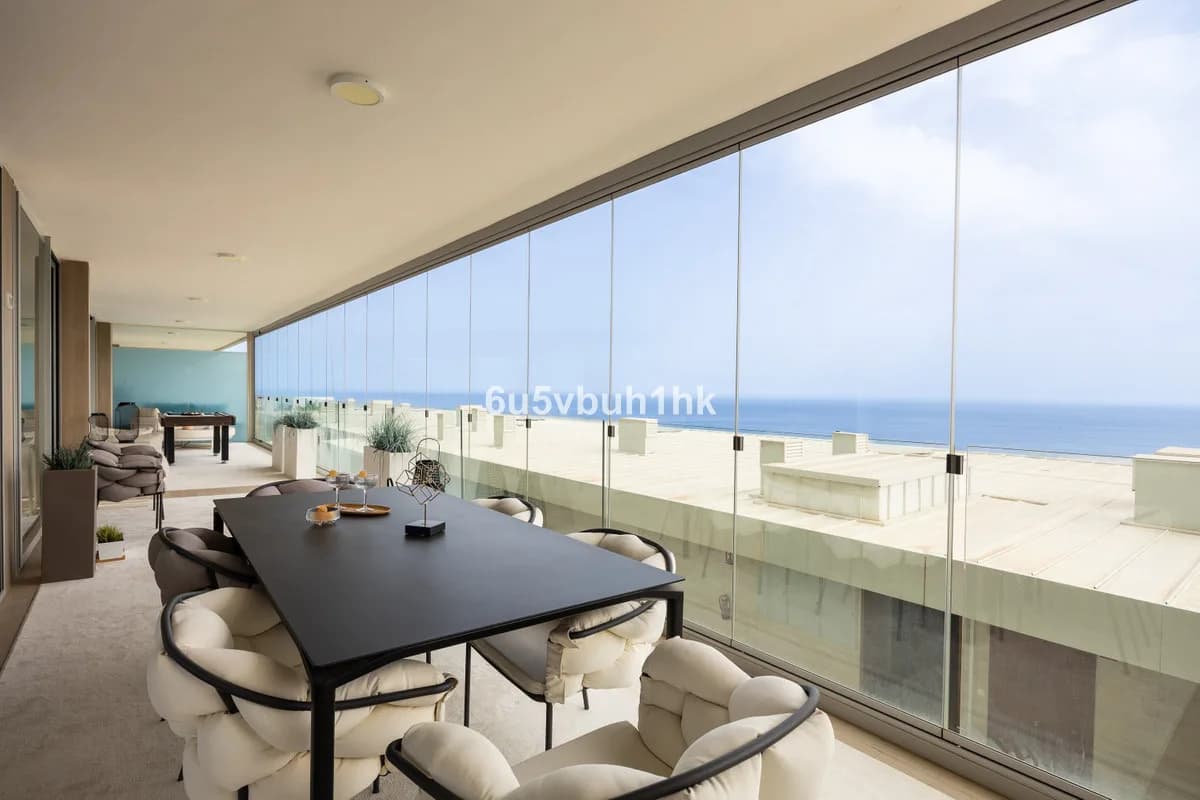 4 Bedroom Middle Floor Apartment for Sale in Fuengirola, Málaga - Image 5