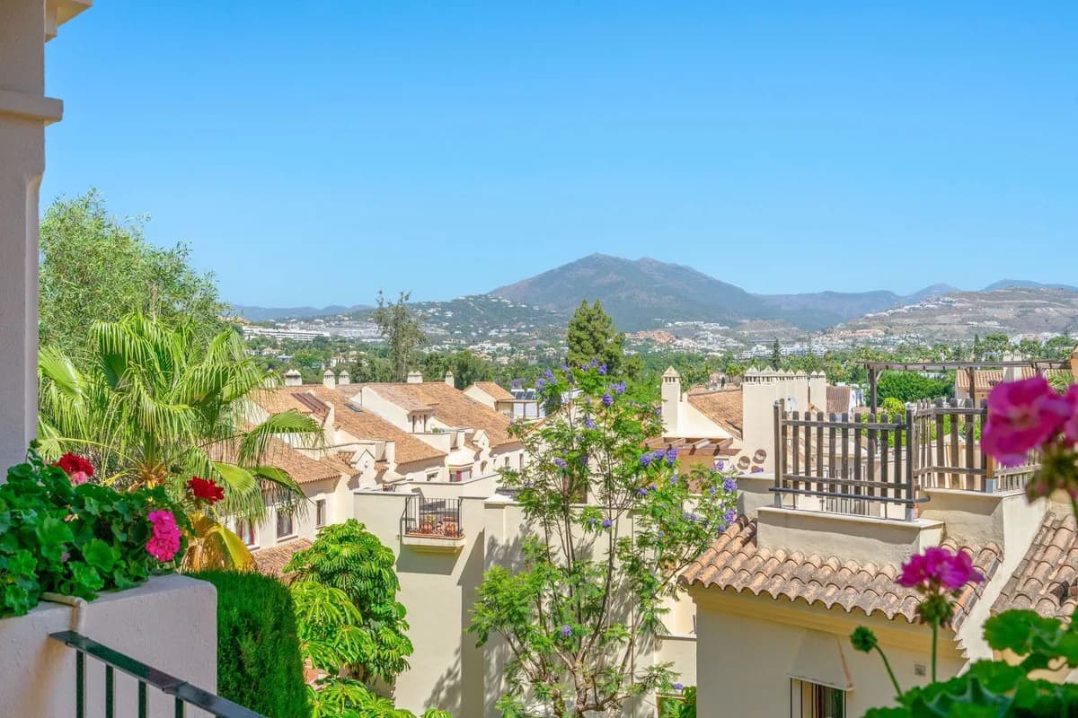 3 Bedroom Middle Floor Apartment for Sale in Nueva Andalucía, Málaga