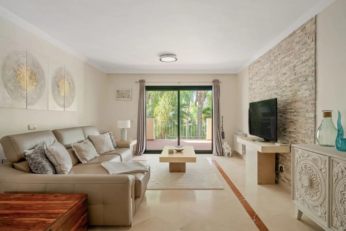 3 Bedroom Middle Floor Apartment for Sale in Nueva Andalucía, Málaga - Image 3