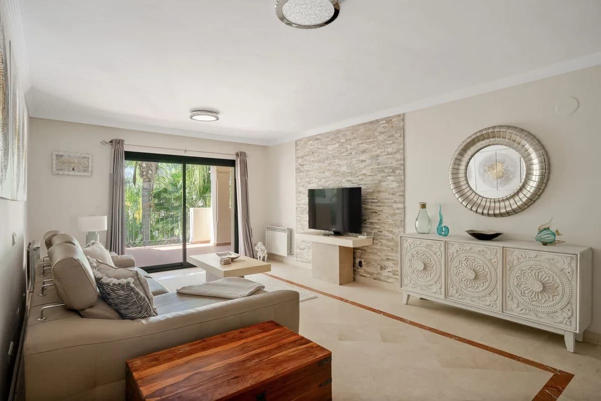 3 Bedroom Middle Floor Apartment for Sale in Nueva Andalucía, Málaga - Image 4