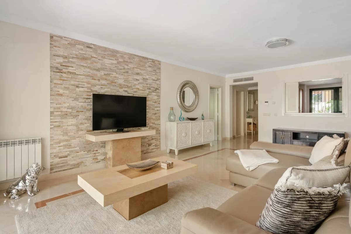 3 Bedroom Middle Floor Apartment for Sale in Nueva Andalucía, Málaga - Image 5