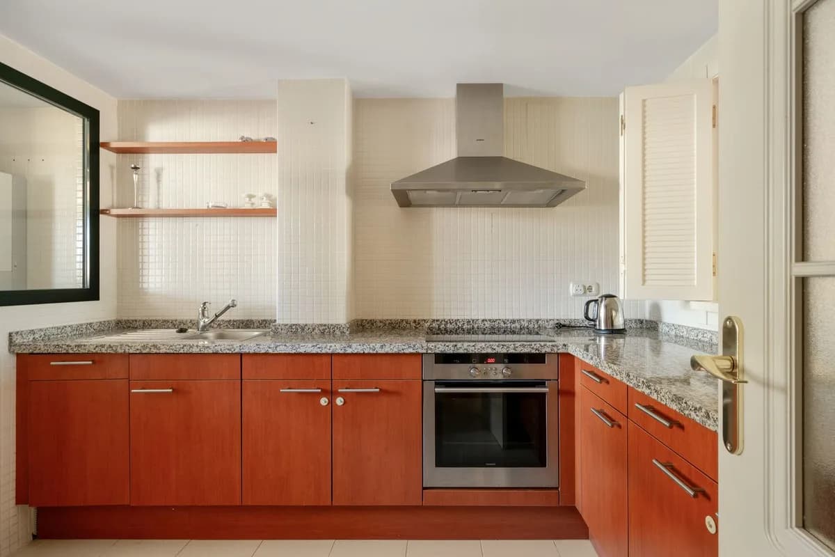 3 Bedroom Middle Floor Apartment for Sale in Nueva Andalucía, Málaga - Image 6