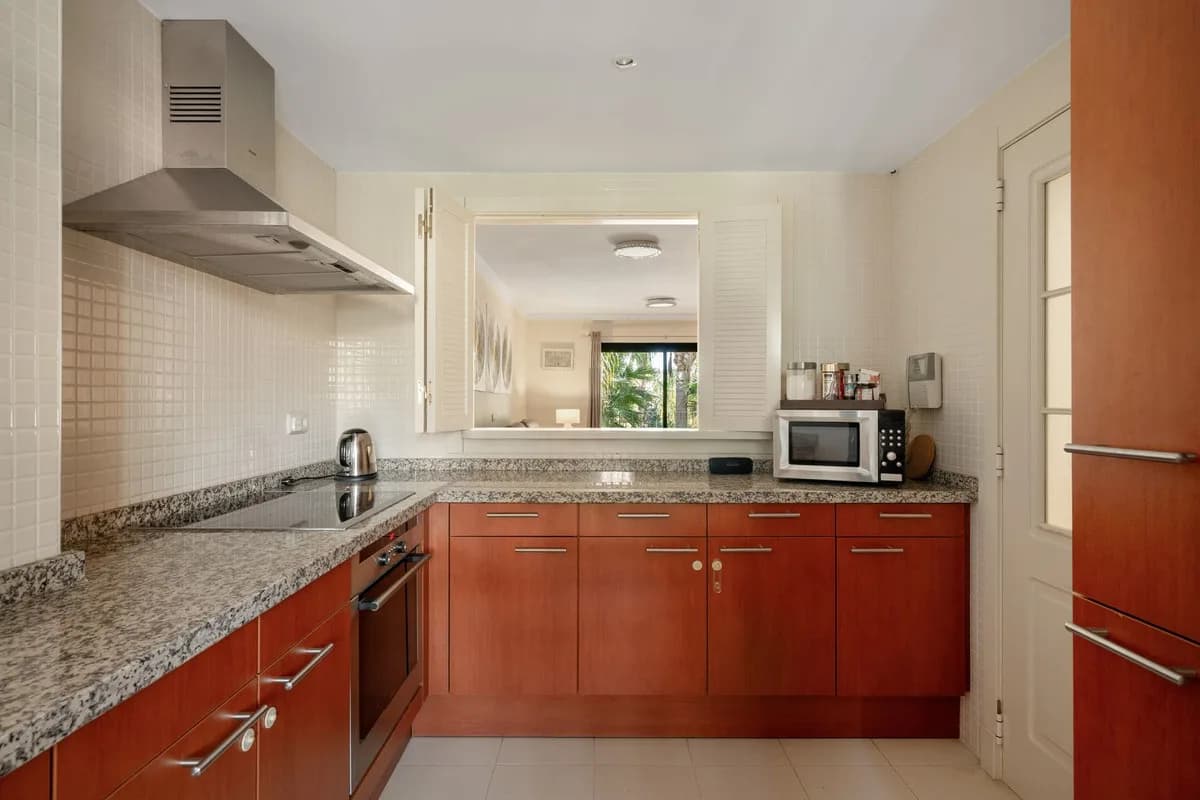 3 Bedroom Middle Floor Apartment for Sale in Nueva Andalucía, Málaga - Image 7