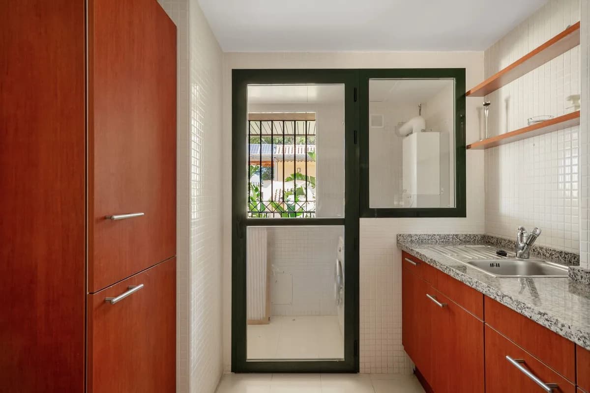 3 Bedroom Middle Floor Apartment for Sale in Nueva Andalucía, Málaga - Image 8