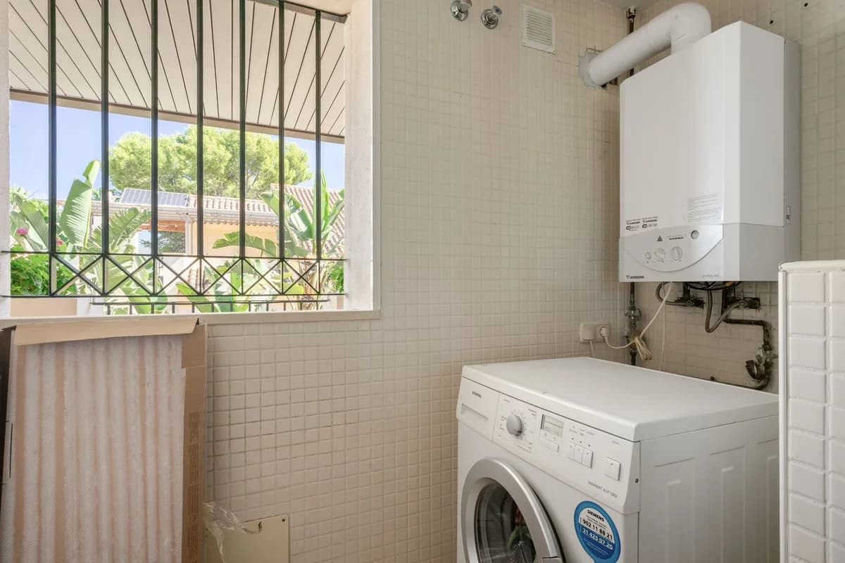 3 Bedroom Middle Floor Apartment for Sale in Nueva Andalucía, Málaga - Image 9