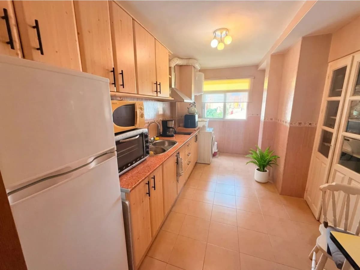 3 Bedroom Middle Floor Apartment for Sale in Torremolinos, Málaga - Image 4