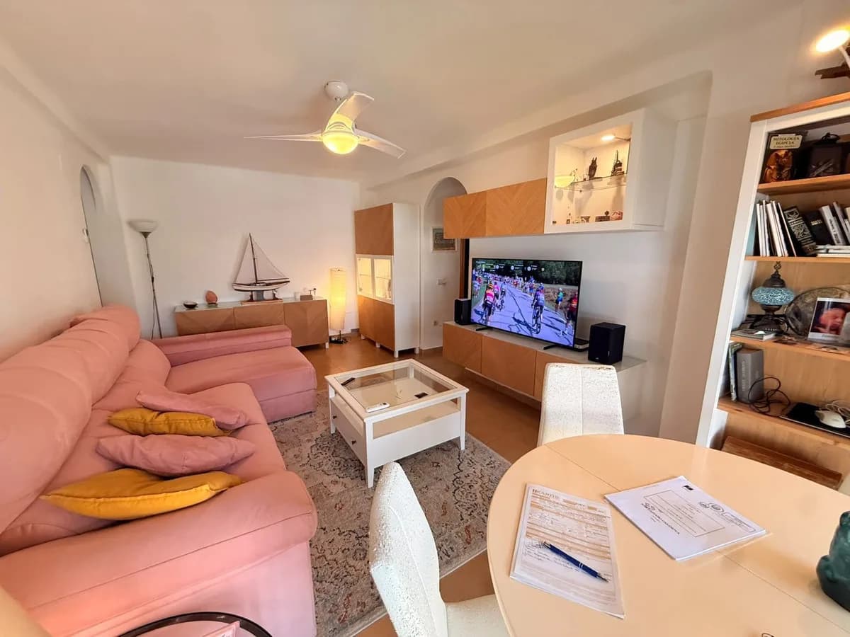 3 Bedroom Middle Floor Apartment for Sale in Torremolinos, Málaga - Image 8