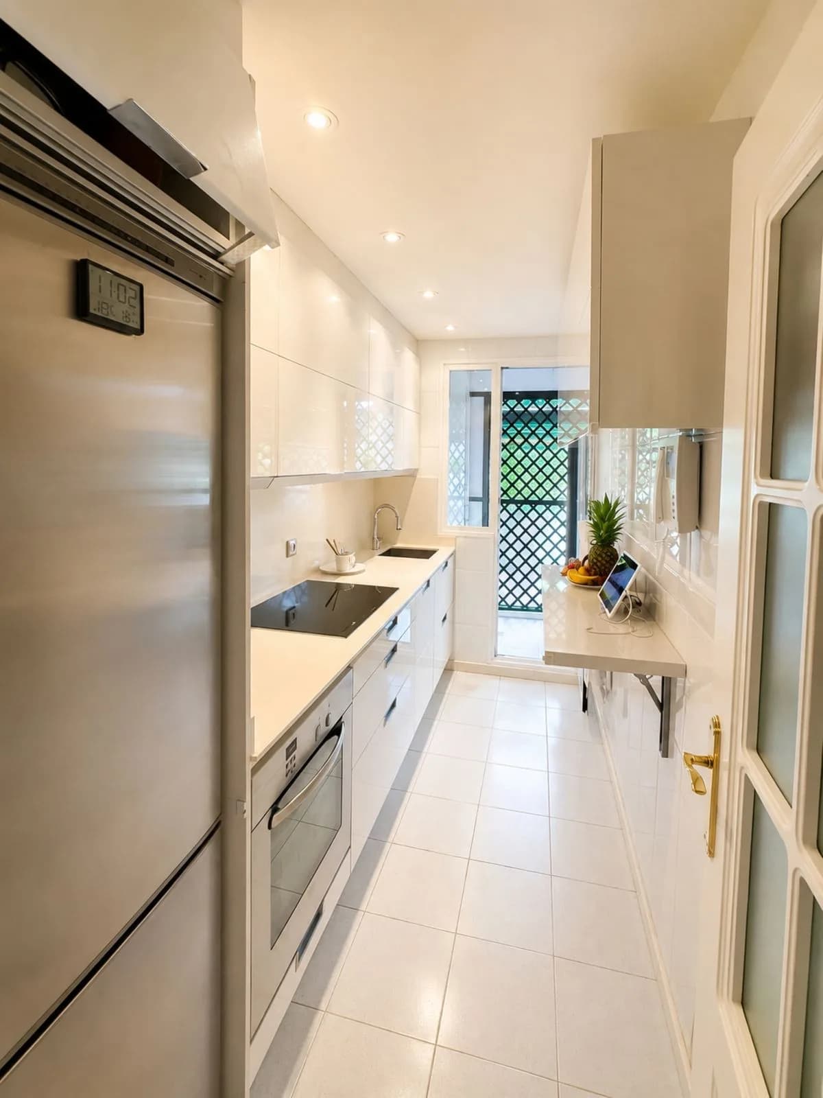 2 Bedroom Middle Floor Apartment for Sale in Nueva Andalucía, Málaga - Image 8