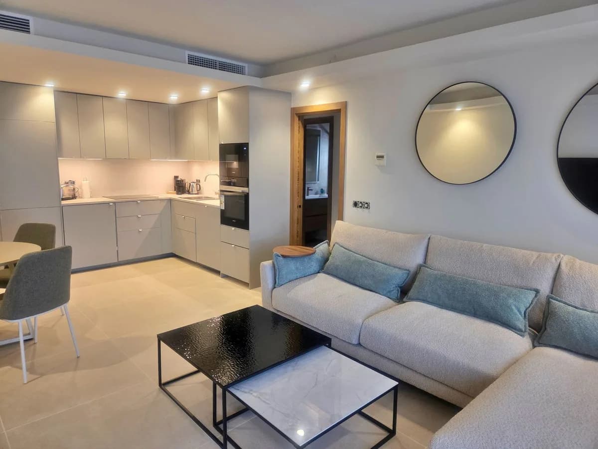 3 Bedroom Middle Floor Apartment for Sale in Puerto Banús, Málaga - Image 4
