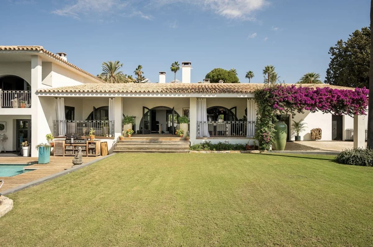 5 Bedroom Detached Villa for Sale in El Paraiso, Málaga - Image 3