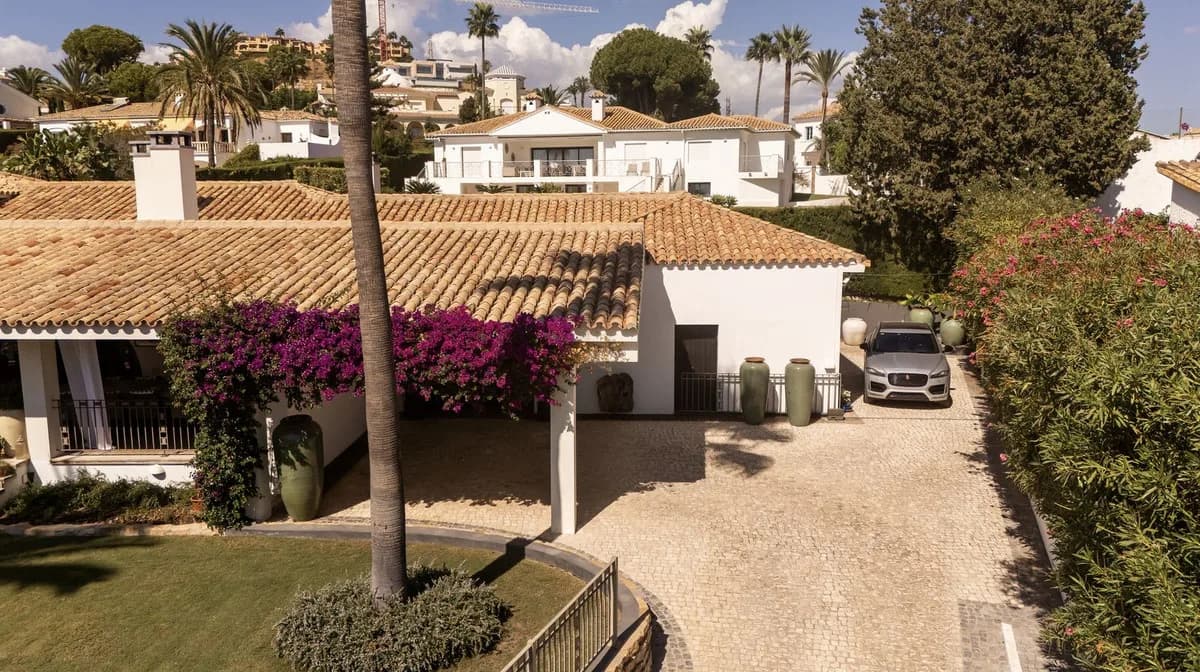 5 Bedroom Detached Villa for Sale in El Paraiso, Málaga - Image 6