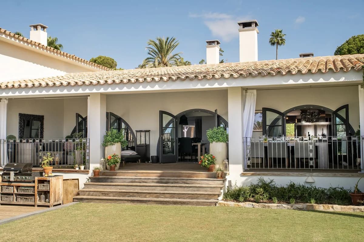 5 Bedroom Detached Villa for Sale in El Paraiso, Málaga - Image 7