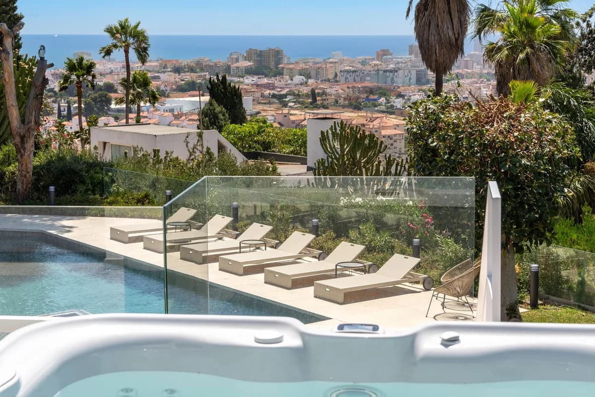 6 Bedroom Detached Villa for Sale in Sierrezuela, Málaga - Image 2