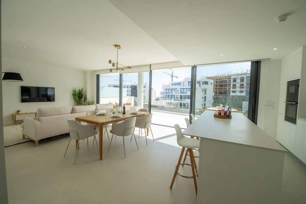 2 Bedroom Middle Floor Apartment for Sale in Fuengirola, Málaga - Image 2